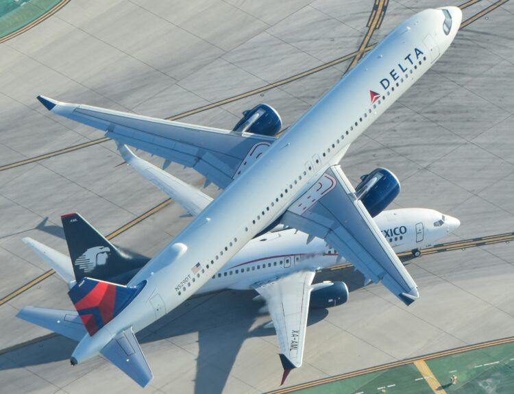 A Delta flight in the air showing how a delta flight tracker monitors long-distance routes to Japan.