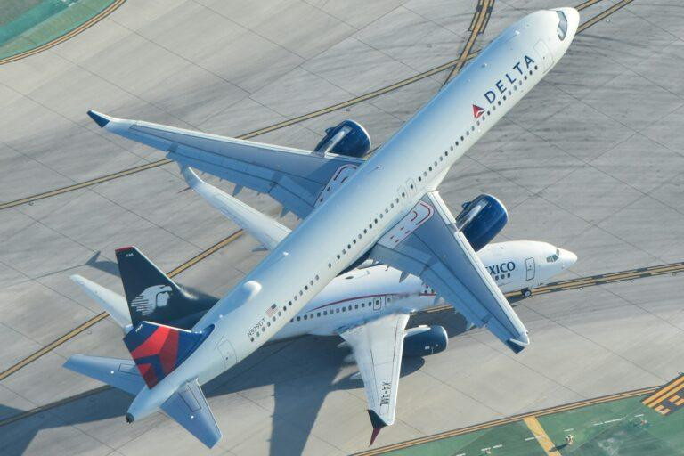 A Delta flight in the air showing how a delta flight tracker monitors long-distance routes to Japan.