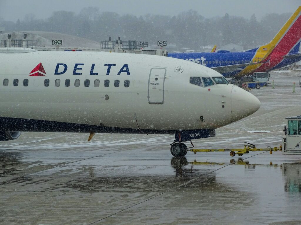 delta flight dl275 diverted lax​